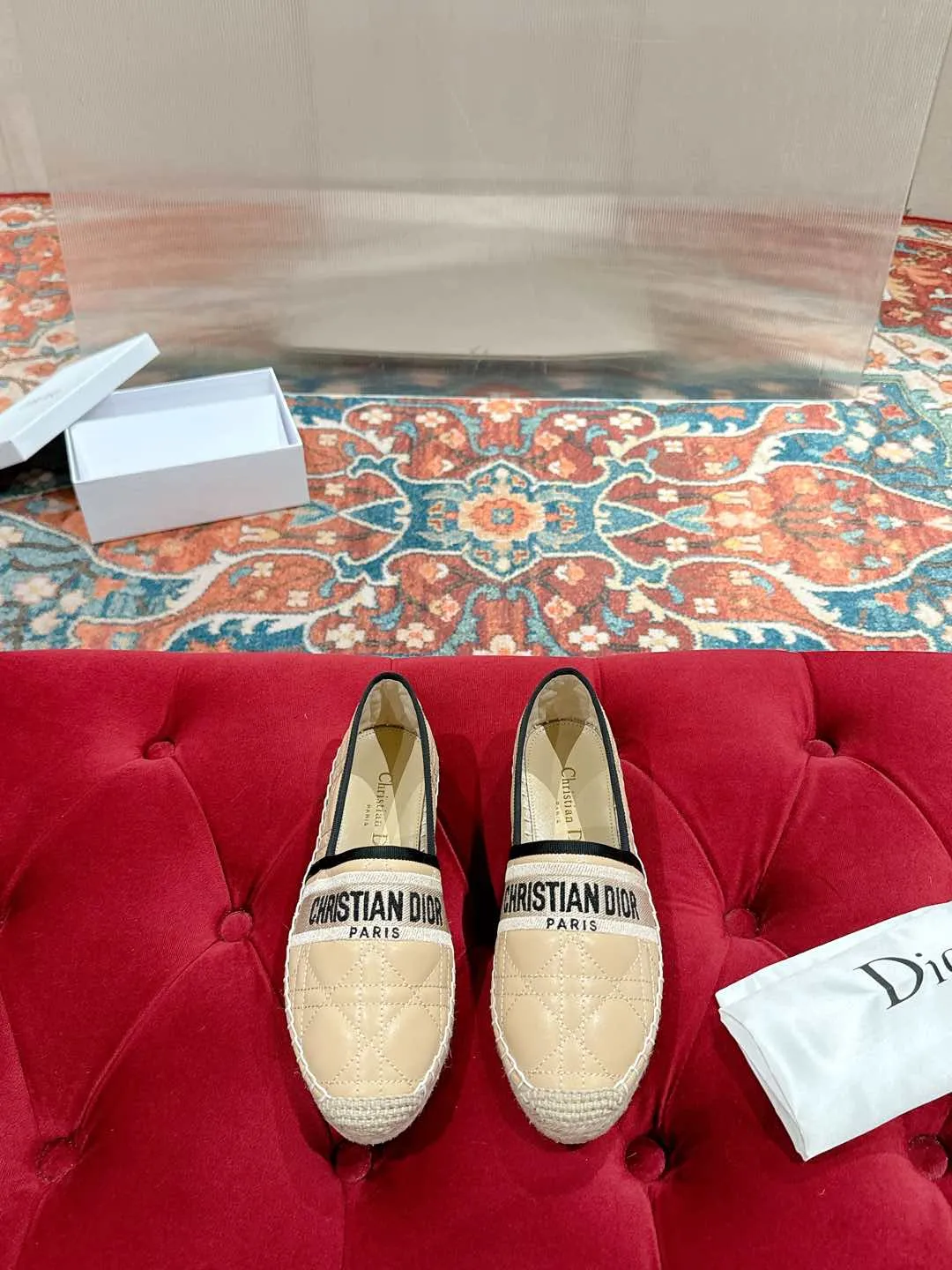 👟👟Ex-factory price 460👟👟 Dior DIOR's new popular early spring fisherman shoes 🆕 Simple, elegant and fashionable, timeless and timeless, it is a classic that will never fade away in the fashion circle, retro fisherman shoes. Original hand-woven surface, electric embroidery technology! Specific cloth surface and rubber outsole. Code number: 35-39 (40.41 customized, non-refundable)